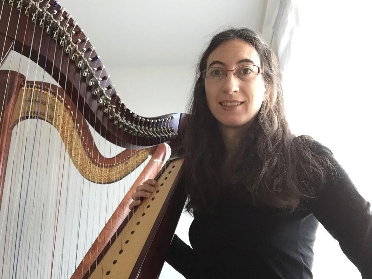 Professeure de harpe à Genève avec sa harpe celtique couleur acajou et sa harpe à pédales marron